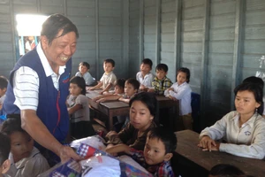 Trao quà đến trẻ em nghèo người Việt ở Campuchia 