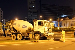 Xe bồn trộn bê tông gặp sự cố trước cửa hầm Thủ Thiêm