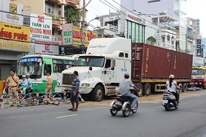 Mất lái, xe container ủi nát dải phân cách giữa đường