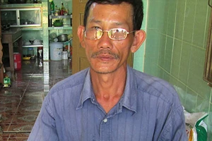 Cán bộ xã đòi nợ giùm trái luật