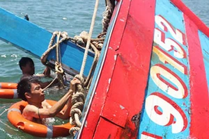 Trục vớt thành công tàu cá bị tàu Trung Quốc đâm chìm