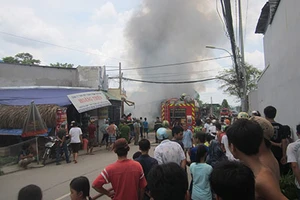 Cháy cơ sở phế liệu, trường mầm non hỗn loạn