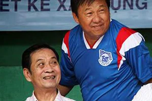 “Con ơi! Không được đá đau bạn…”