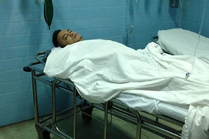 Mang súng, mã tấu vào nhà hàng chém người 