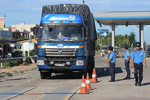 Xe quá tải đánh võng, trốn truy đuổi gần 50 km