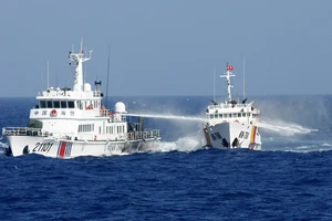 Tàu quân sự TQ tiến gần tàu VN hơn