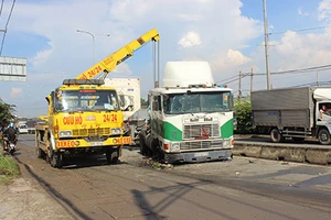 Ô tô đâm năm người trên ba xe máy