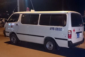 Hú còi ưu tiên, xe cứu thương chở người đi… du lịch