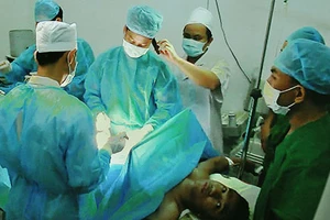 Mổ trực tuyến cứu bệnh nhân bị viêm ruột thừa cấp tại đảo Trường Sa Lớn