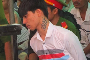 Hoãn xử vì bị cáo… đập đầu vào vành móng ngựa