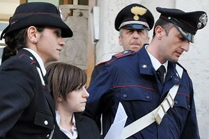 Bóng hồng đối đầu với mafia 