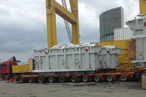 Hàng siêu trường, siêu trọng ùn ứ ở cảng