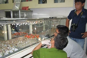 Lộ diện hai nghi can cướp tiệm vàng