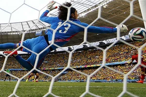 Bảng A, Mexico - Brazil (0-0): Quái kiệt Ochoa!