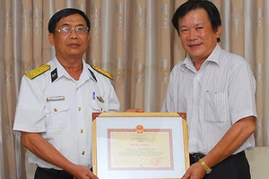 Bộ Tư lệnh Hải quân tặng bằng khen cho báo Pháp Luật TP.HCM