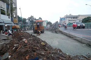 Chậm hoàn thiện cầu Lê Văn Sỹ, dân kêu khổ