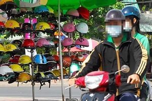 Kêu gọi tẩy chay mũ bảo hiểm dỏm
