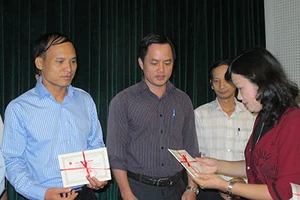 Trao giấy chứng nhận bồi dưỡng nghiệp vụ cho công chứng viên