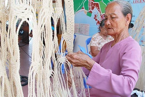 Đan võng ngô đồng ngóng chồng đi biển