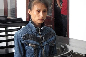 Chồng nằm bệnh viện, vợ mang heroin vào “tiếp tế” 