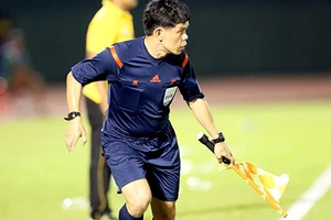 Trọng tài bị xả súng sang Việt Nam làm trợ lý