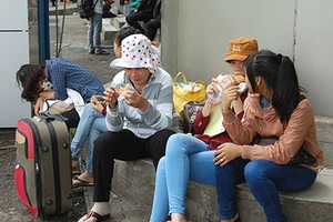 Bến xe đông nghịt thí sinh đón xe về quê