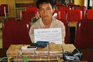 Bắn vỡ lốp xe, bắt nhóm buôn ma túy