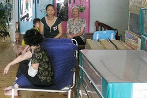 Cả gia đình xông vào nhà người khác ăn vạ