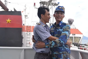 Hai anh em trở về từ Hoàng Sa