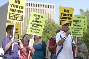 Mỹ áp đặt lệnh giới nghiêm với thanh thiếu niên