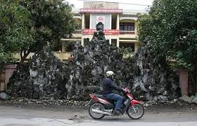 Đã tháo dỡ hòn non bộ “trừ tà”, mở lại cổng UBND huyện