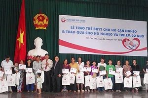 Trao thẻ BHYT cho hộ dân nghèo