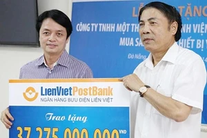 Trao hơn 37 tỉ đồng cho BV Ung thư Đà Nẵng