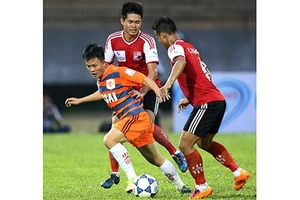 Vừa đánh, vừa đá, vừa... đếm tiền