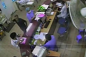 Bác sĩ bị đánh vì nghi chậm cấp cứu 