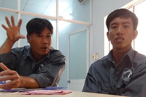 Nhà máy lén xả thải, công nhân nạo vét hãi hùng