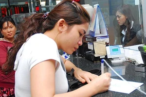 Ngân hàng kiếm bộn tiền nhờ dịch vụ