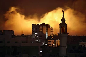 Dải Gaza chìm trong biển lửa