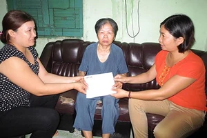 Báo Pháp Luật TP.HCM trao quà cho gia đình chiến sĩ nhà giàn