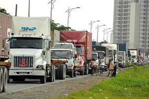 Cảng Cát Lái: Trong, ngoài đều kẹt!