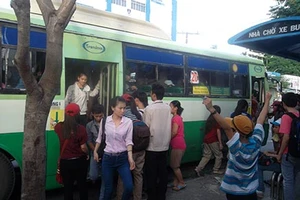 Móc túi trên xe buýt đi bến Mũi Nhà Bè