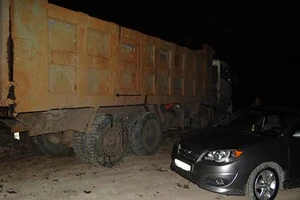 Xe chất thải khủng từ Bình Phước về TP.HCM đổ bậy