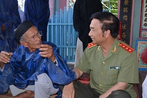 Bộ Công an trao quà cho ngư dân