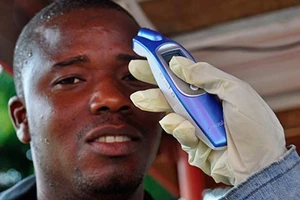 Đối phó dịch Ebola: Cảnh giác với máy bay đến từ quốc gia có dịch