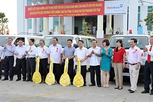 VietinBank trao 600 căn nhà và bốn xe cứu thương cho Cà Mau