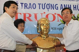 Trao tượng anh hùng dân tộc Trương Định