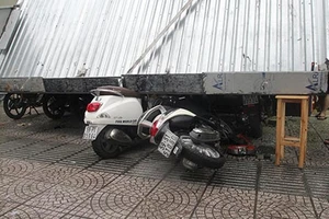 Biển quảng cáo đè bẹp xe máy