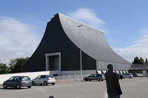 Nhân viên lò thiêu “săn” răng vàng người chết