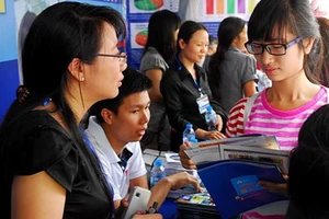 ĐH Hoa Sen: 11.000 m2 đất và vốn kích cầu làm lợi cho ai?