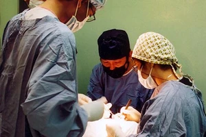 Bốn nguy cơ từ phẫu thuật từ thiện